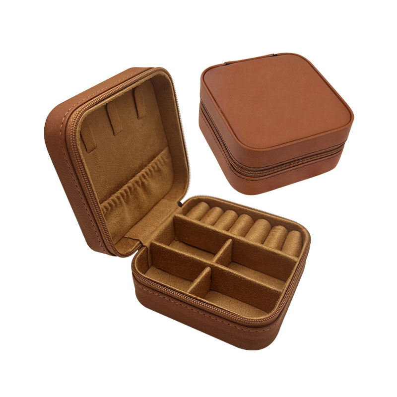 กล่องใส่เครื่องประดับหนังเทียมสำหรับเดินทางแบบ Laserable ขนาด 4 × 4 พร้อมซับในสีแทน