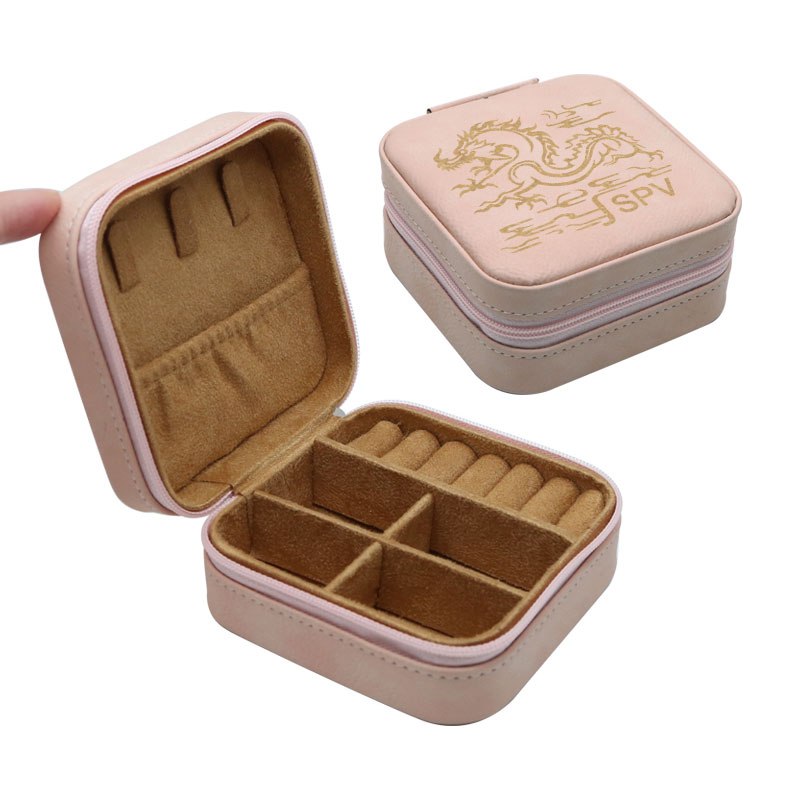 กล่องใส่เครื่องประดับหนังเทียมสำหรับเดินทางแบบ Laserable ขนาด 4 × 4 พร้อมซับในสีแทน